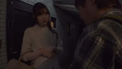 Em hotgirl cạnh nhà tốt bụng mời vào nhà vì mất chìa khóa