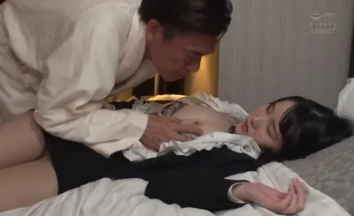 Nữa đêm sếp lén nện em thư ký ngủ mê mang vì say khi uống 1 lon bia