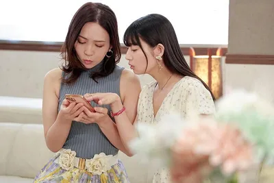 Người phụ nữ có ông chồng rủ cô bạn thân cùng vụng trộm với trai trẻ qua mạng