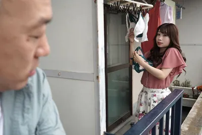 Gã gần nhà chuyên soi mói và cặp cô vợ ông xã thường xuyên rên la quá to