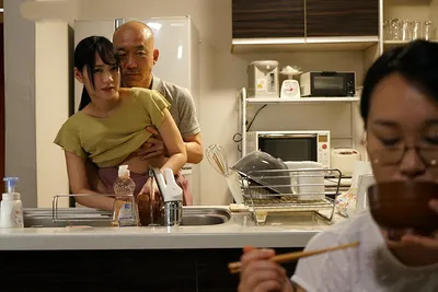 Chồng nắc con gái riêng của vợ khi biết vợ không thể sinh con cho mình