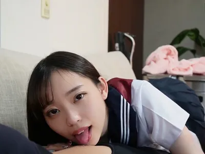 Học sinh nữ ngây thơ bị tên ba cóc chọc buồi giả vào lồn