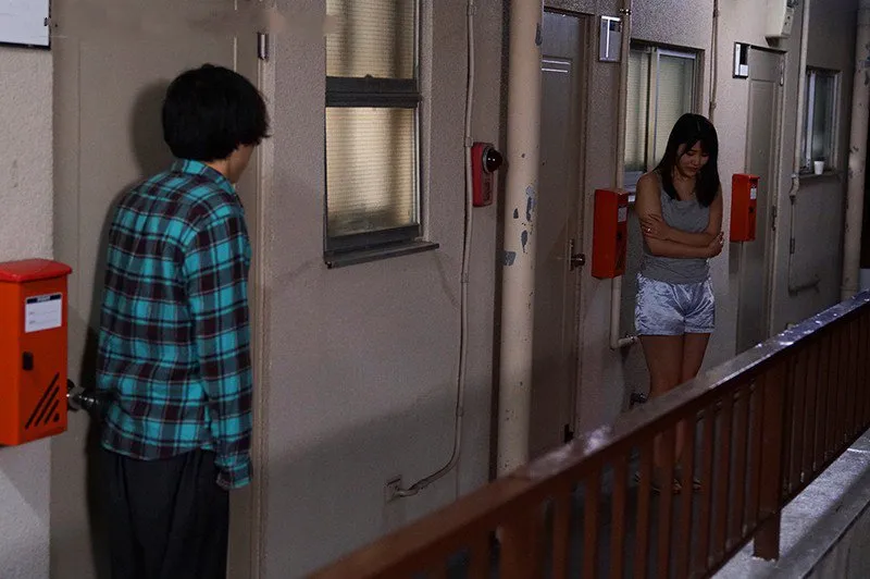 Bí mật cắm sừng với người phụ nữ nhà bên cãi nhau bị người chồng đuổi ra cửa