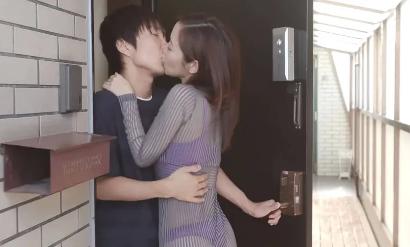 Người phụ nữ nhà bên với chiếc quần lót lọt khe và cậu nhóc nhà đối diện may mắn