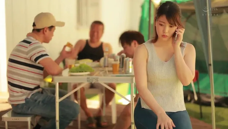 Người chồng khờ để người vợ tham gia sự kiện cắm trại với mấy gã cạnh nhà và cái kết