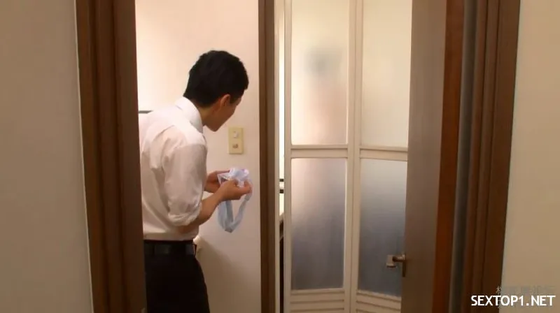 đến nhà chơi, thanh niên nhìn trộm mẹ em gái tắm