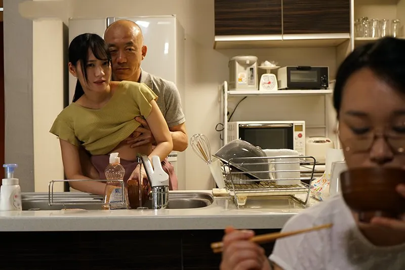 Chồng nắc con gái riêng của vợ khi biết vợ không thể sinh con cho mình