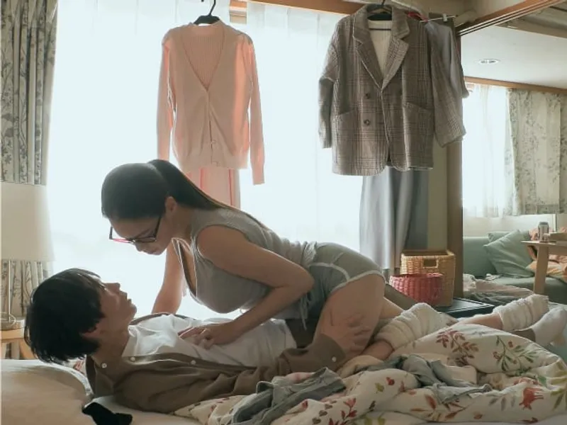 được chị gần nhà "an ủi" khi con ghệ đi ngoại tình